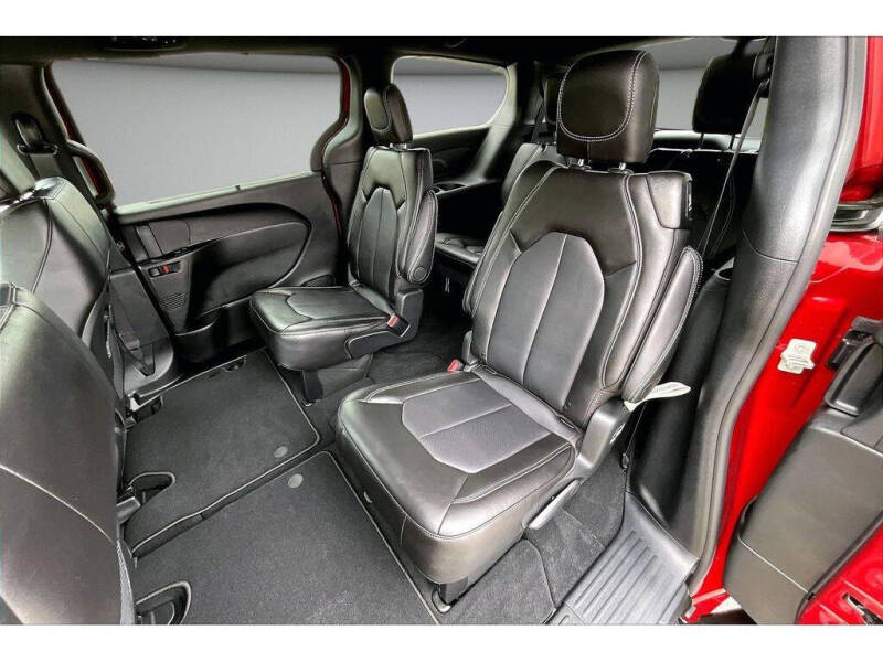 2027 Chrysler Pacifica Select
