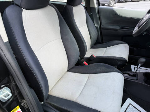 2012 Toyota Yaris 5-Door LE