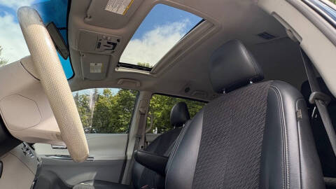 2011 Toyota Sienna SE 8-Passenger