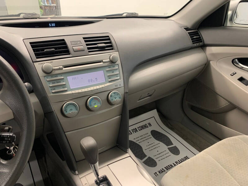 2009 Toyota Camry LE photo 19