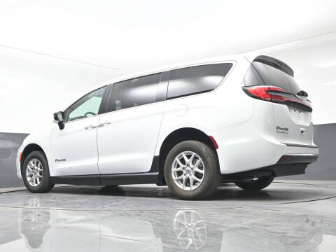 2025 Chrysler Pacifica Select