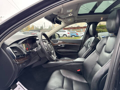 2016 Volvo XC90 T6 Momentum