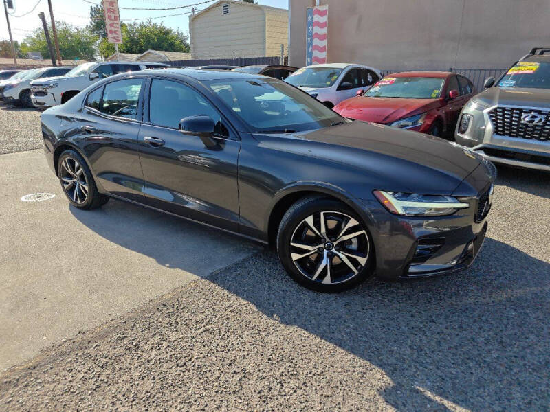 2024 Volvo S60 B5 Core Dark Theme