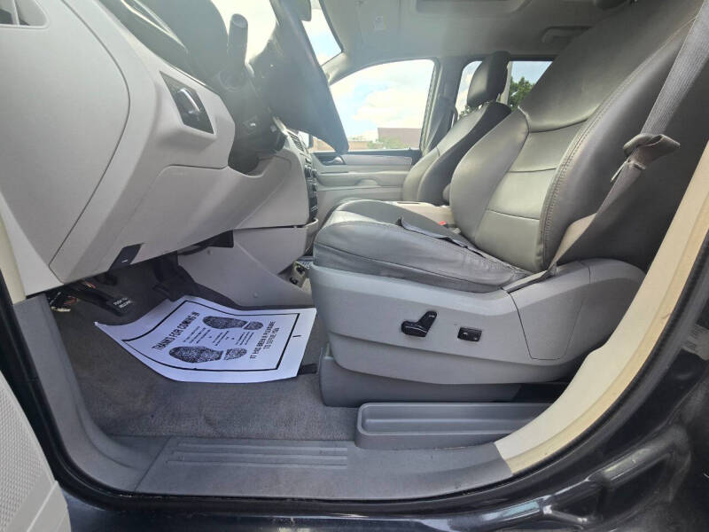 2011 Volkswagen Routan SEL