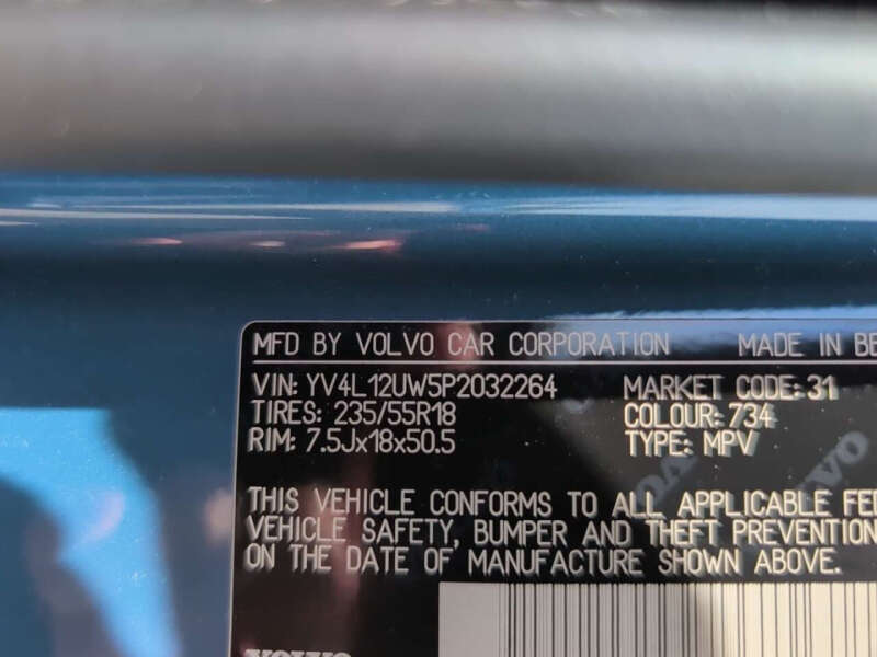 2023 Volvo XC40 B5 Plus Dark Theme