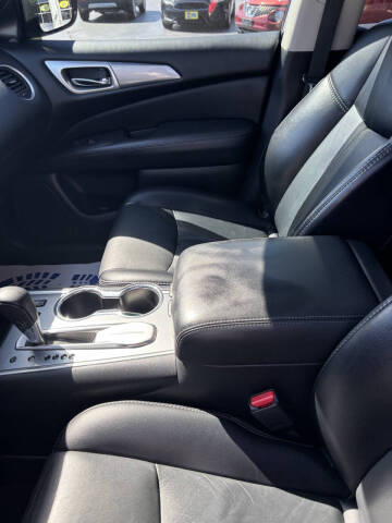 2017 Nissan Pathfinder SL