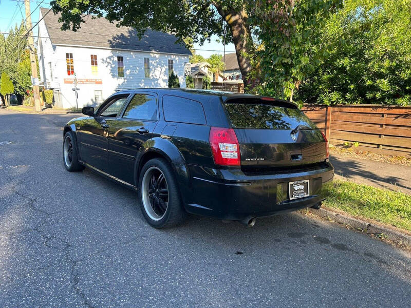 2005 Dodge Magnum SE