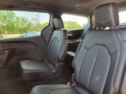 2027 Chrysler Pacifica Select