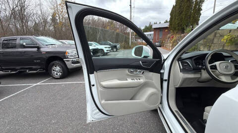 2020 Volvo XC90 T6 Momentum 6-Passenger