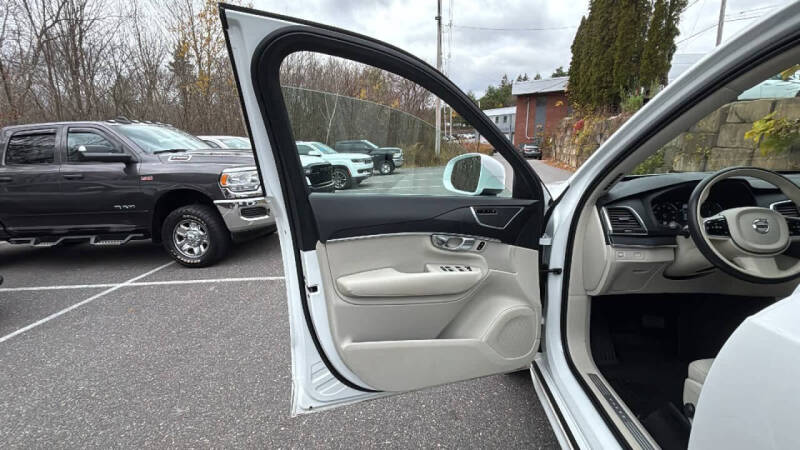 2020 Volvo XC90 T6 Momentum 6-Passenger