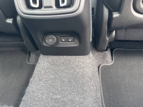 2025 Volvo XC40 B5 Plus Bright Theme