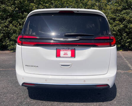 2024 Chrysler Pacifica Touring L
