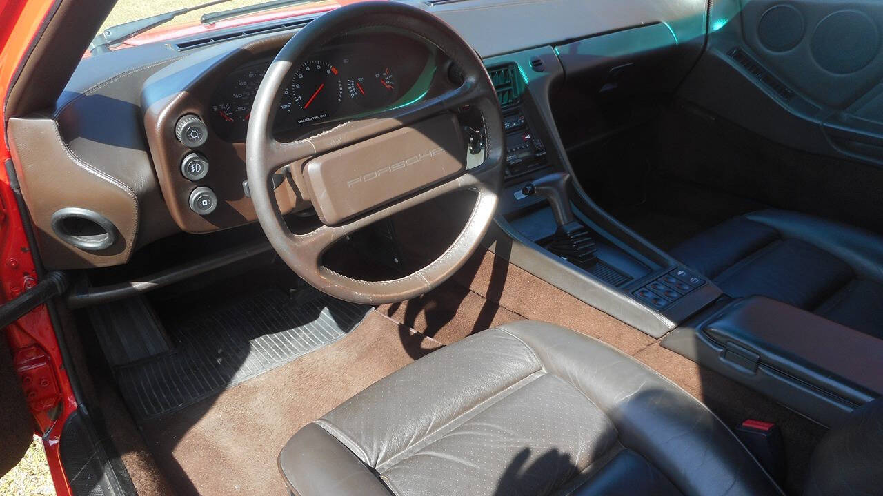 1985 Porsche 928 32