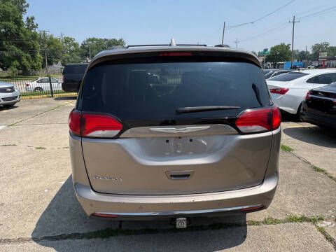 2017 Chrysler Pacifica Touring-L