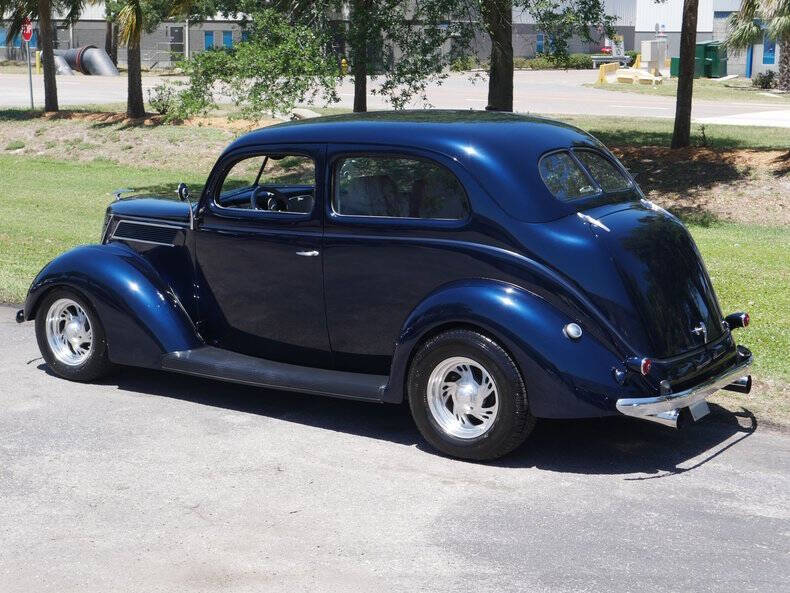 1937 Ford Deluxe