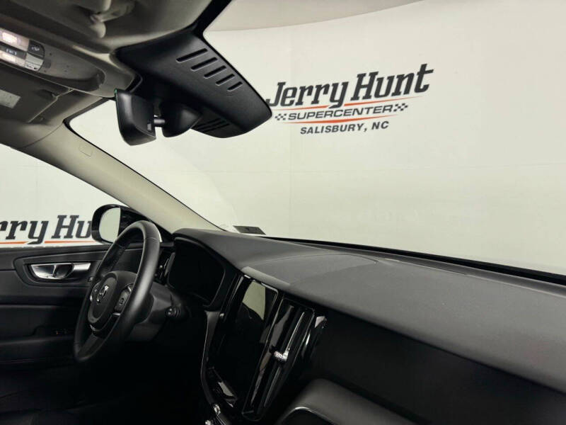 2024 Volvo XC60 B5 Core Dark Theme