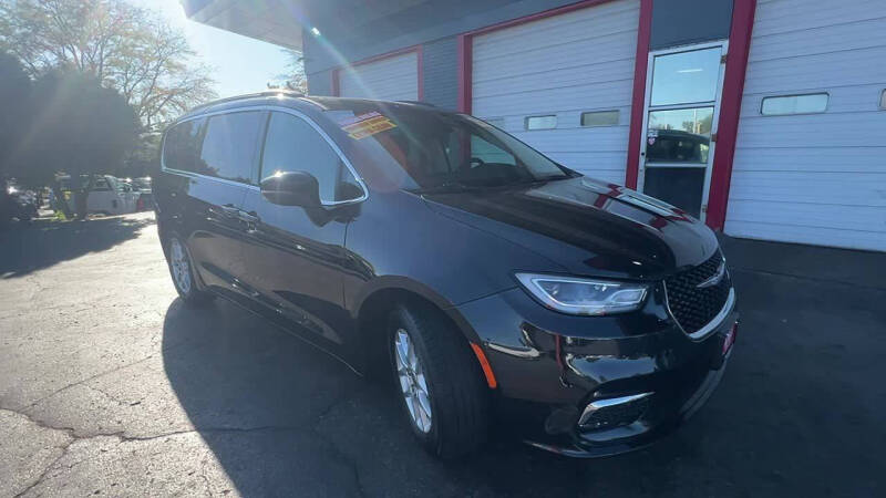 2022 Chrysler Pacifica Touring L photo 12