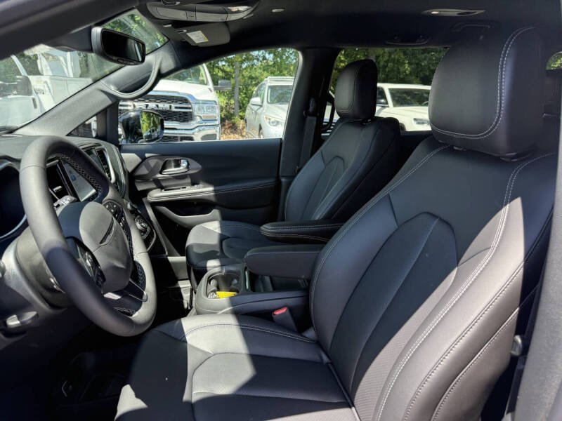 2027 Chrysler Pacifica Select