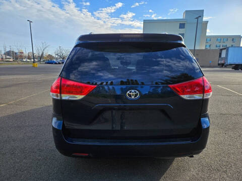 2011 Toyota Sienna LE 7-Passenger Auto Access Seat