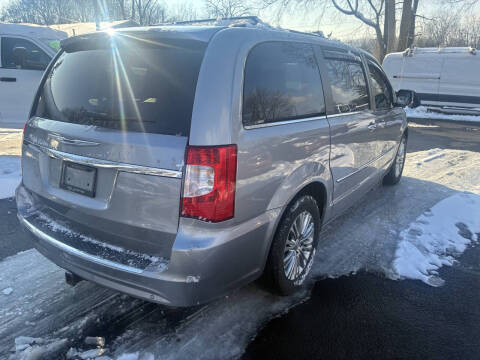 2015 Chrysler Town and Country Touring-L