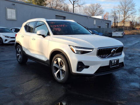 2025 Volvo XC40 B5 Plus Bright Theme