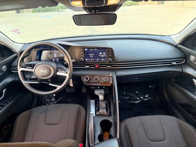 2024 Hyundai Elantra SE