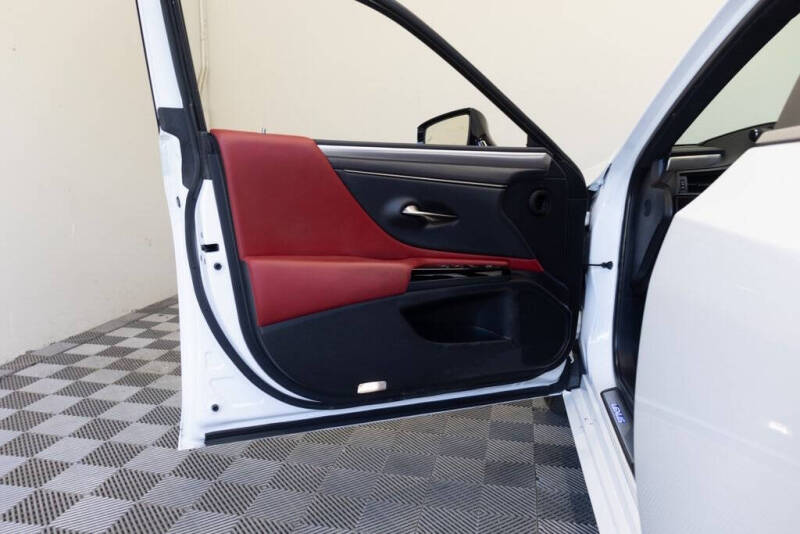 2022 Lexus ES 300h F SPORT