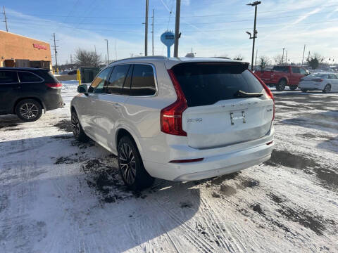2022 Volvo XC90 T6 Momentum 7-Passenger