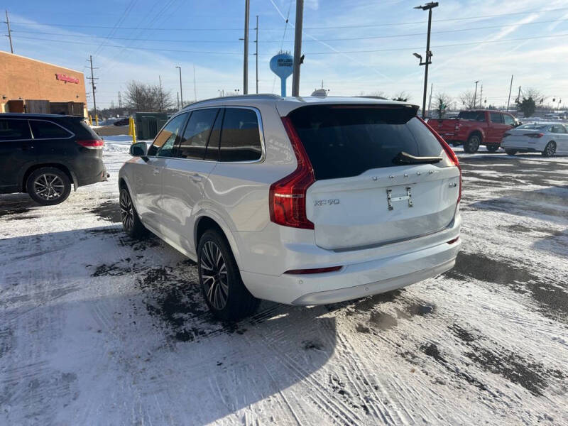 2022 Volvo XC90 T6 Momentum 7-Passenger