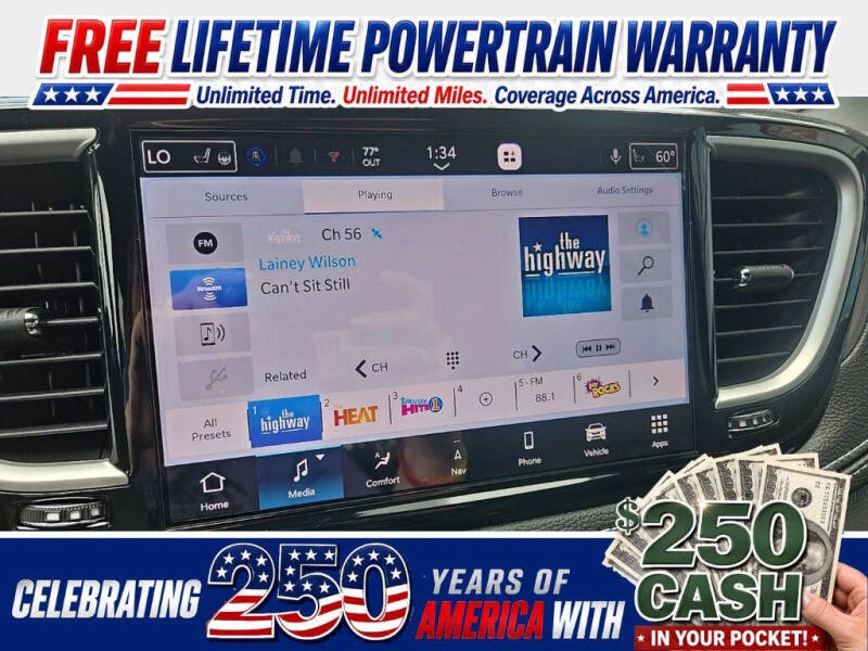 2027 Chrysler Pacifica Select
