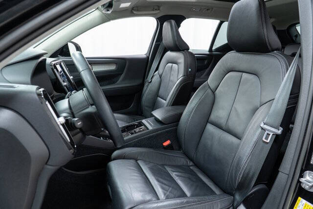 2023 Volvo XC40 B5 Plus Bright Theme