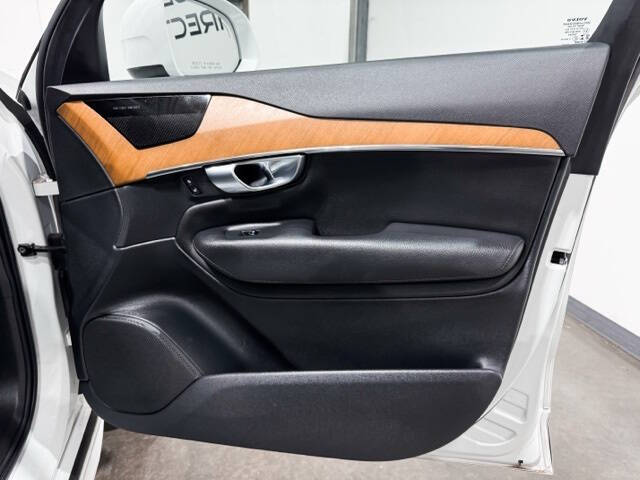 2021 Volvo XC90 T6 Momentum 7-Passenger