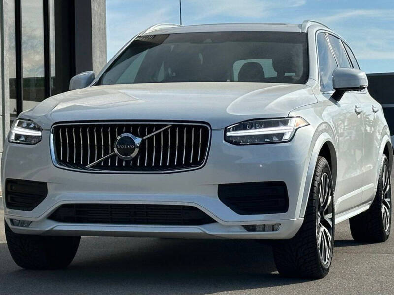 2022 Volvo XC90 T6 Momentum 7-Passenger