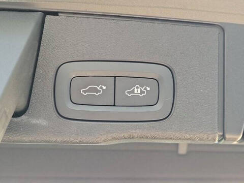 2024 Volvo XC60 B5 Core Dark Theme