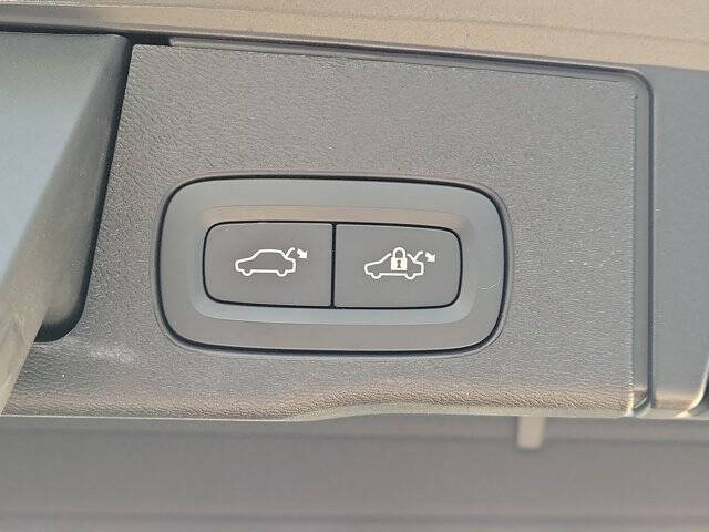 2024 Volvo XC60 B5 Core Dark Theme