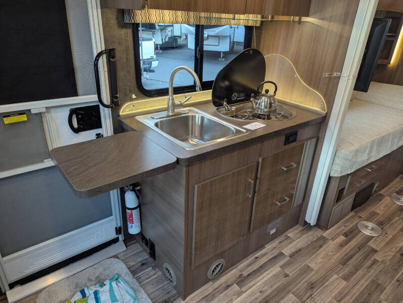 2018 Winnebago Trend 23D / 23ft