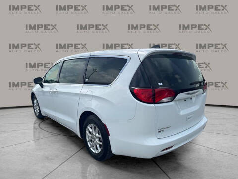 2022 Chrysler Voyager LX