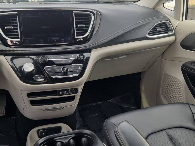 2024 Chrysler Pacifica Plug-In Hybrid Select