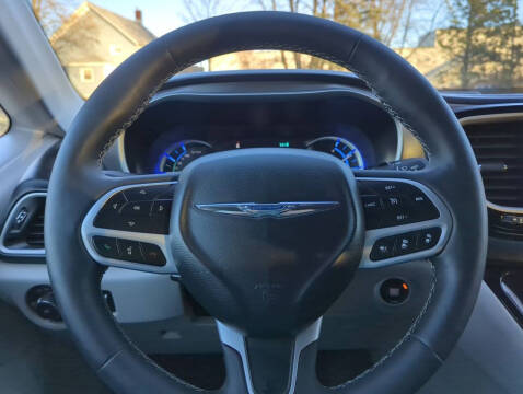 2023 Chrysler Pacifica Plug-In Hybrid Touring L