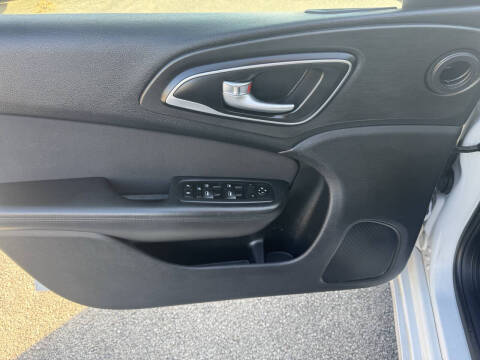 2016 Chrysler 200 LX