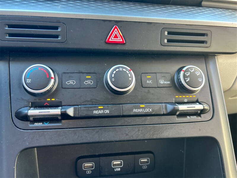 2023 Kia Carnival LX