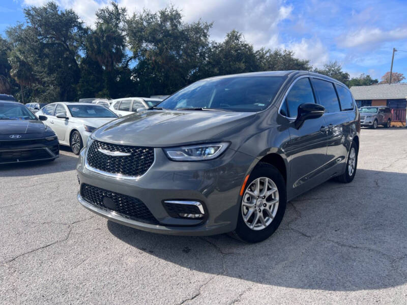 2025 Chrysler Pacifica Select's photo