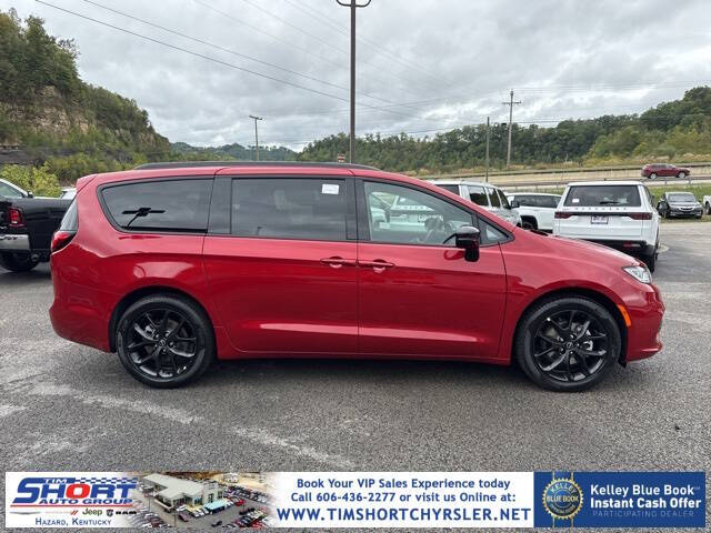 2026 Chrysler Pacifica Limited's photo