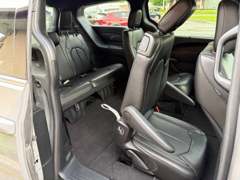 2025 Chrysler Pacifica Select