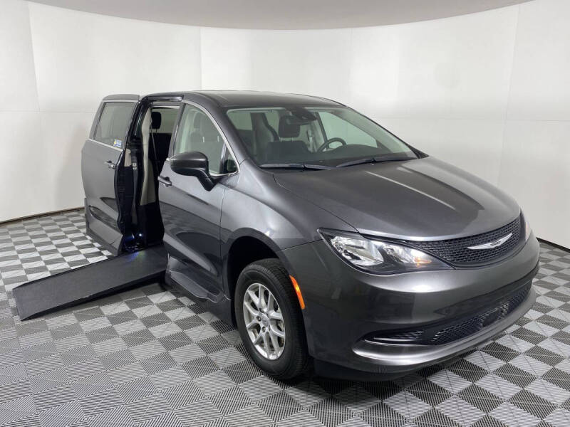 2022 Chrysler Voyager LX's photo