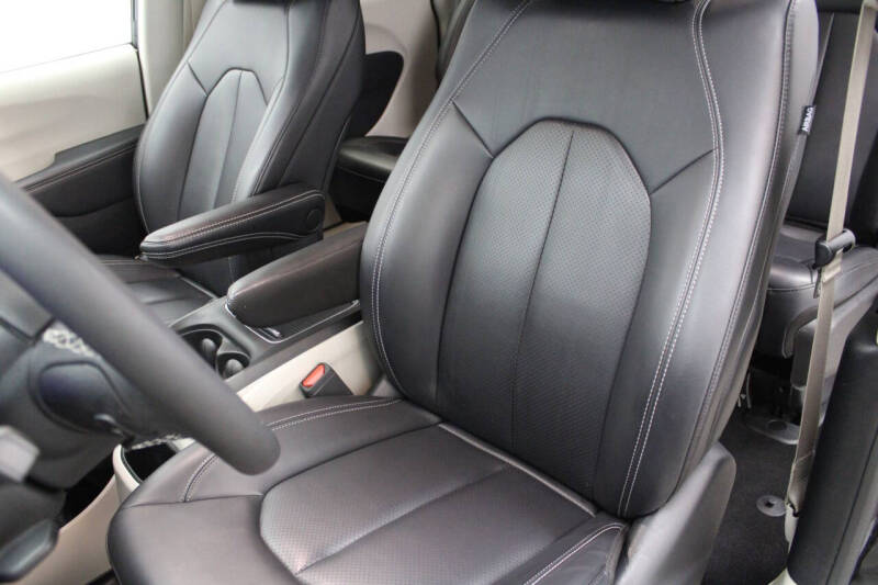 2024 Chrysler Pacifica Plug-In Hybrid Select