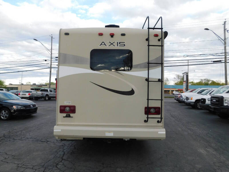 2017 Thor Motor Coach Axis