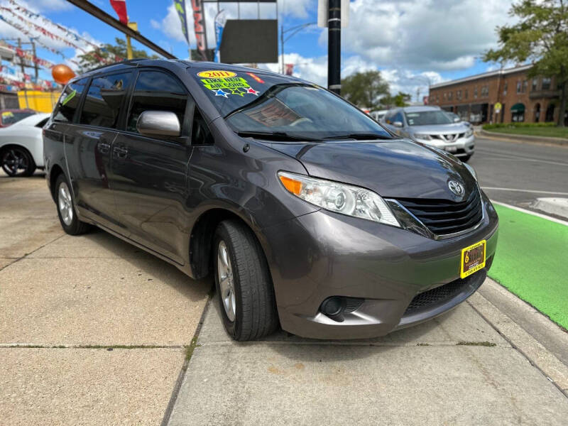 2011 Toyota Sienna LE photo 4