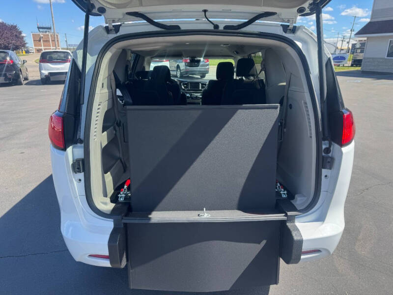 2023 Chrysler Voyager LX
