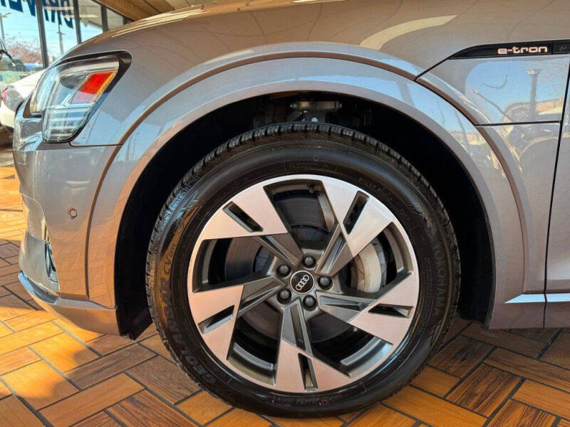 2021 Audi e-tron quattro Premium